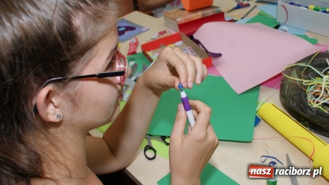 Zdjęcie w galerii na portalu naszraciborz.pl: Ozdoby z tektury falistej, czyli ciekawe warsztaty w bibliotece  wiadomości z regionu