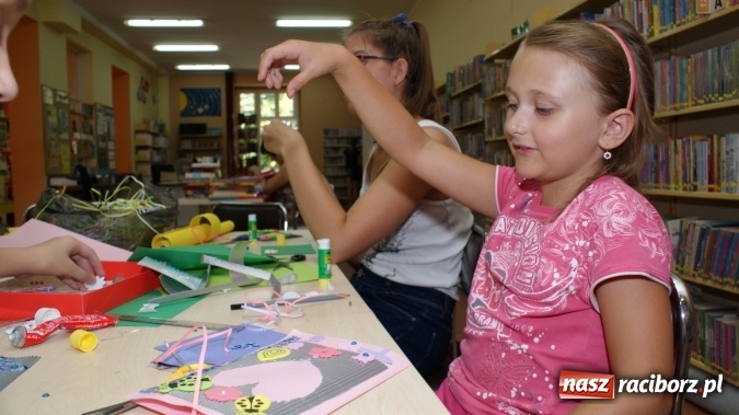 Zdjęcie w galerii na portalu naszraciborz.pl: Ozdoby z tektury falistej, czyli ciekawe warsztaty w bibliotece  wiadomości z regionu