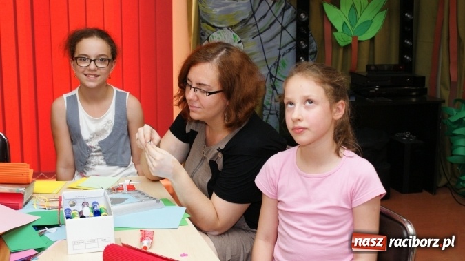 Zdjęcie w galerii na portalu naszraciborz.pl: Ozdoby z tektury falistej, czyli ciekawe warsztaty w bibliotece  wiadomości z regionu
