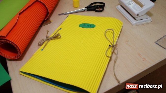 Zdjęcie w galerii na portalu naszraciborz.pl: Ozdoby z tektury falistej, czyli ciekawe warsztaty w bibliotece  wiadomości z regionu