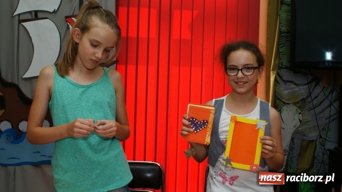 Zdjęcie w galerii na portalu naszraciborz.pl: Ozdoby z tektury falistej, czyli ciekawe warsztaty w bibliotece  wiadomości z regionu