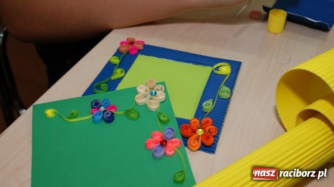 Zdjęcie w galerii na portalu naszraciborz.pl: Ozdoby z tektury falistej, czyli ciekawe warsztaty w bibliotece  wiadomości z regionu