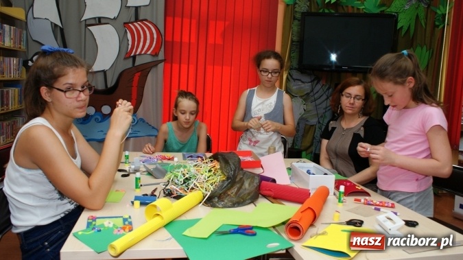 Zdjęcie w galerii na portalu naszraciborz.pl: Ozdoby z tektury falistej, czyli ciekawe warsztaty w bibliotece  wiadomości z regionu