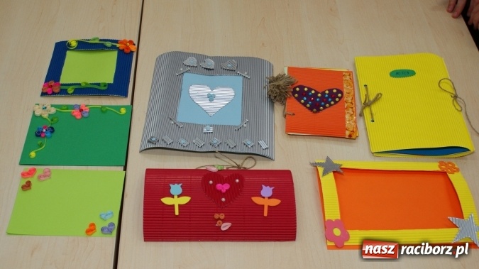 Zdjęcie w galerii na portalu naszraciborz.pl: Ozdoby z tektury falistej, czyli ciekawe warsztaty w bibliotece  wiadomości z regionu