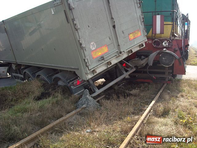 Zdjęcie w galerii na portalu naszraciborz.pl: TIR wjechał pod pociąg wiadomości z regionu