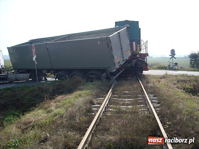 Zdjęcie w galerii na portalu naszraciborz.pl: TIR wjechał pod pociąg wiadomości z regionu