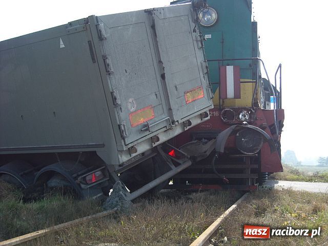 Zdjęcie w galerii na portalu naszraciborz.pl: TIR wjechał pod pociąg wiadomości z regionu