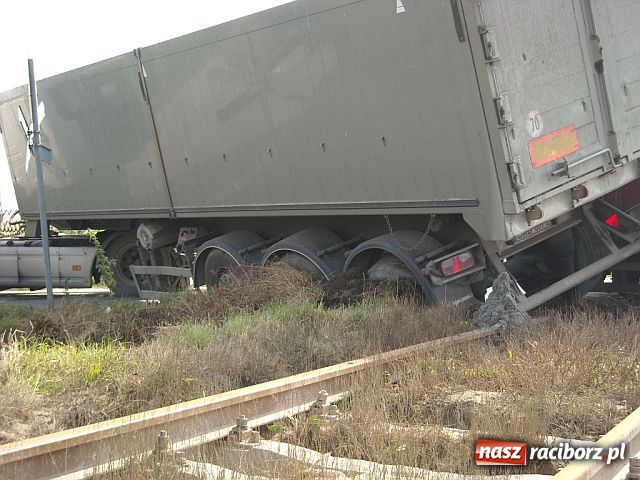 Zdjęcie w galerii na portalu naszraciborz.pl: TIR wjechał pod pociąg wiadomości z regionu