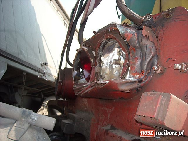 Zdjęcie w galerii na portalu naszraciborz.pl: TIR wjechał pod pociąg wiadomości z regionu