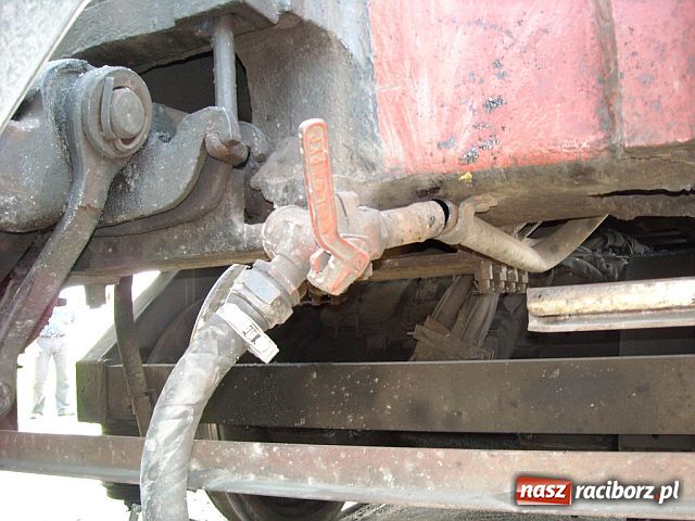 Zdjęcie w galerii na portalu naszraciborz.pl: TIR wjechał pod pociąg wiadomości z regionu