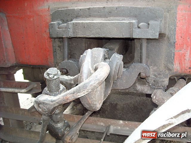 Zdjęcie w galerii na portalu naszraciborz.pl: TIR wjechał pod pociąg wiadomości z regionu