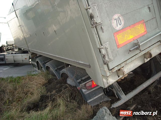 Zdjęcie w galerii na portalu naszraciborz.pl: TIR wjechał pod pociąg wiadomości z regionu