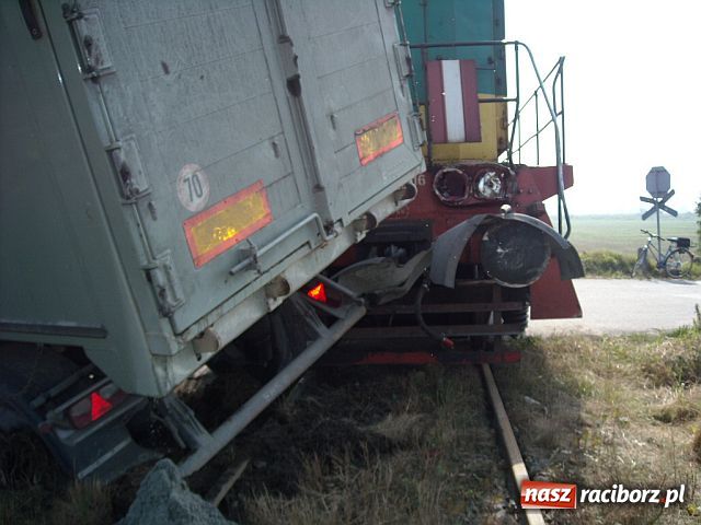 Zdjęcie w galerii na portalu naszraciborz.pl: TIR wjechał pod pociąg wiadomości z regionu