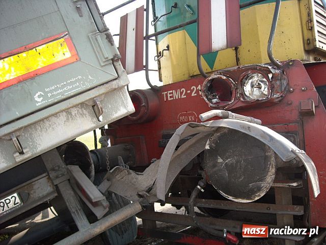 Zdjęcie w galerii na portalu naszraciborz.pl: TIR wjechał pod pociąg wiadomości z regionu