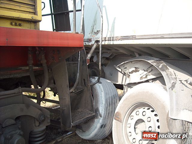 Zdjęcie w galerii na portalu naszraciborz.pl: TIR wjechał pod pociąg wiadomości z regionu