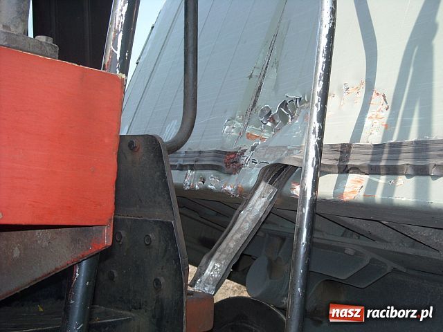 Zdjęcie w galerii na portalu naszraciborz.pl: TIR wjechał pod pociąg wiadomości z regionu