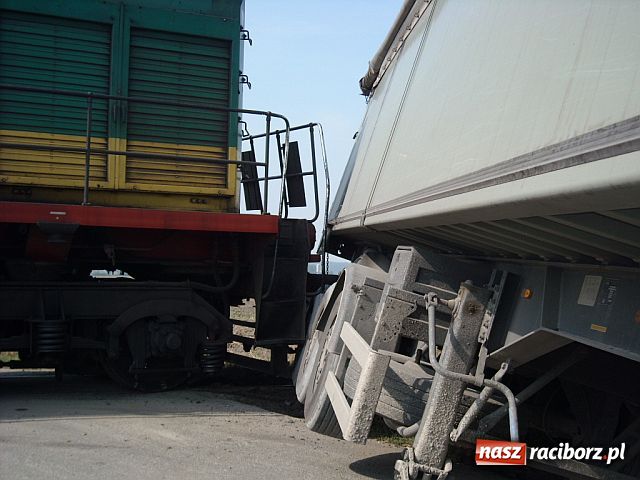 Zdjęcie w galerii na portalu naszraciborz.pl: TIR wjechał pod pociąg wiadomości z regionu