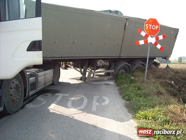 Zdjęcie w galerii na portalu naszraciborz.pl: TIR wjechał pod pociąg wiadomości z regionu