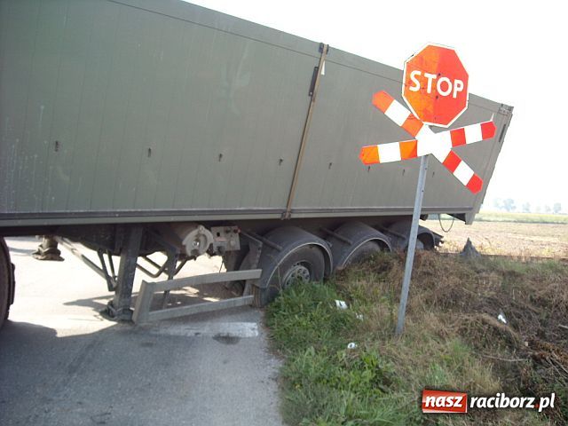 Zdjęcie w galerii na portalu naszraciborz.pl: TIR wjechał pod pociąg wiadomości z regionu
