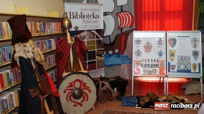 Zdjęcie w galerii na portalu naszraciborz.pl: Średniowieczni rycerze i ich damy wiadomości z regionu
