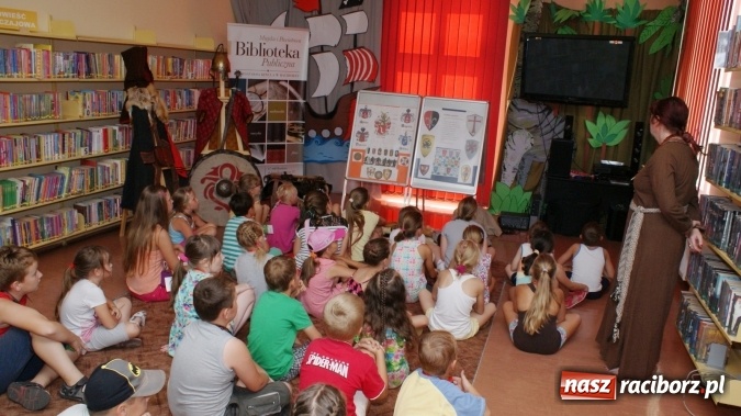 Zdjęcie w galerii na portalu naszraciborz.pl: Średniowieczni rycerze i ich damy wiadomości z regionu