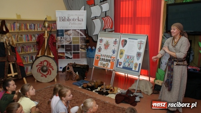 Zdjęcie w galerii na portalu naszraciborz.pl: Średniowieczni rycerze i ich damy wiadomości z regionu