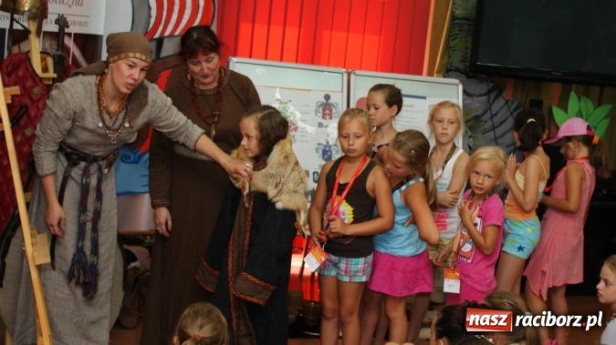 Zdjęcie w galerii na portalu naszraciborz.pl: Średniowieczni rycerze i ich damy wiadomości z regionu