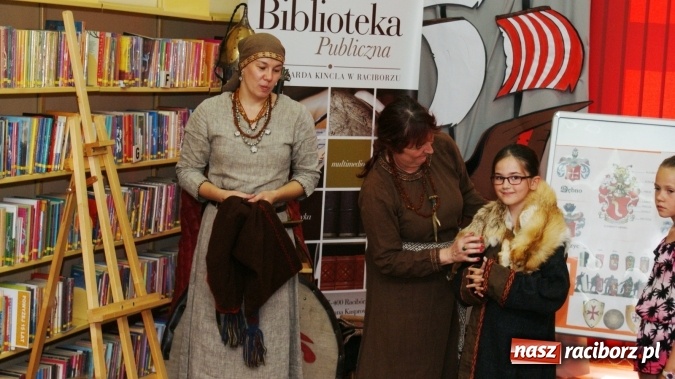 Zdjęcie w galerii na portalu naszraciborz.pl: Średniowieczni rycerze i ich damy wiadomości z regionu