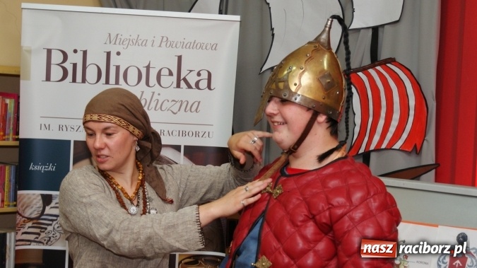 Zdjęcie w galerii na portalu naszraciborz.pl: Średniowieczni rycerze i ich damy wiadomości z regionu