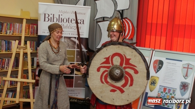 Zdjęcie w galerii na portalu naszraciborz.pl: Średniowieczni rycerze i ich damy wiadomości z regionu