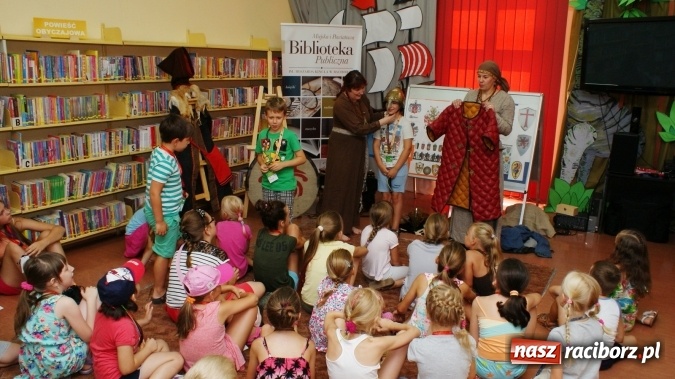 Zdjęcie w galerii na portalu naszraciborz.pl: Średniowieczni rycerze i ich damy wiadomości z regionu