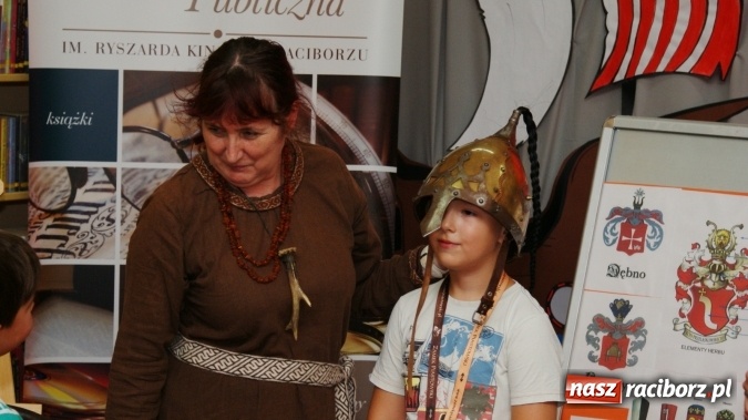 Zdjęcie w galerii na portalu naszraciborz.pl: Średniowieczni rycerze i ich damy wiadomości z regionu