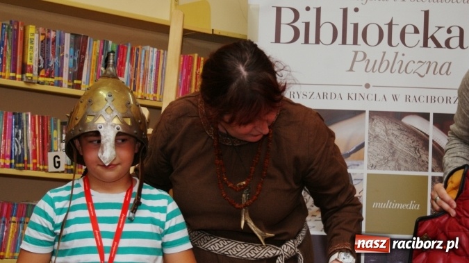 Zdjęcie w galerii na portalu naszraciborz.pl: Średniowieczni rycerze i ich damy wiadomości z regionu