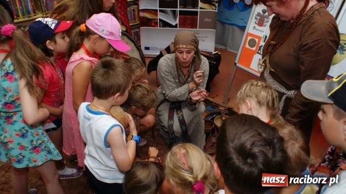 Zdjęcie w galerii na portalu naszraciborz.pl: Średniowieczni rycerze i ich damy wiadomości z regionu