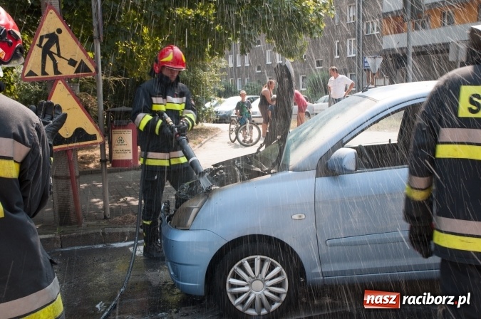 Zdjęcie w galerii na portalu naszraciborz.pl: Pożar samochodu na Drzymały. Nikomu nic się nie stało, centrum zakorkowało wiadomości z regionu