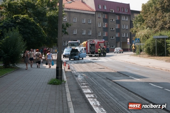 Zdjęcie w galerii na portalu naszraciborz.pl: Pożar samochodu na Drzymały. Nikomu nic się nie stało, centrum zakorkowało wiadomości z regionu