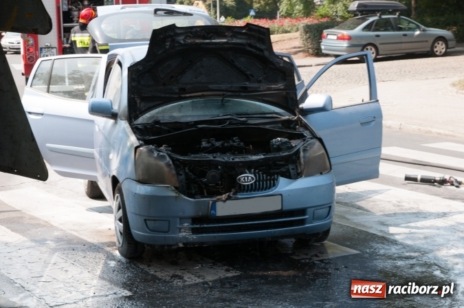 Zdjęcie w galerii na portalu naszraciborz.pl: Pożar samochodu na Drzymały. Nikomu nic się nie stało, centrum zakorkowało wiadomości z regionu