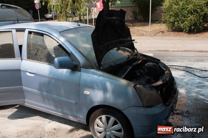 Zdjęcie w galerii na portalu naszraciborz.pl: Pożar samochodu na Drzymały. Nikomu nic się nie stało, centrum zakorkowało wiadomości z regionu