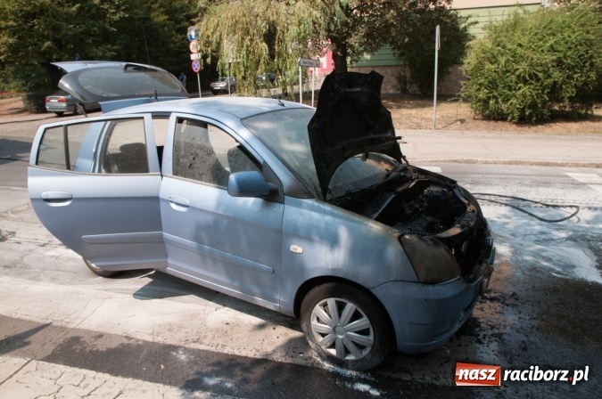 Zdjęcie w galerii na portalu naszraciborz.pl: Pożar samochodu na Drzymały. Nikomu nic się nie stało, centrum zakorkowało wiadomości z regionu