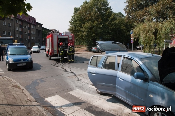 Zdjęcie w galerii na portalu naszraciborz.pl: Pożar samochodu na Drzymały. Nikomu nic się nie stało, centrum zakorkowało wiadomości z regionu