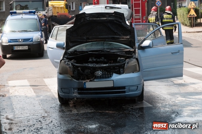 Zdjęcie w galerii na portalu naszraciborz.pl: Pożar samochodu na Drzymały. Nikomu nic się nie stało, centrum zakorkowało wiadomości z regionu