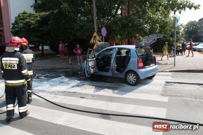 Zdjęcie w galerii na portalu naszraciborz.pl: Pożar samochodu na Drzymały. Nikomu nic się nie stało, centrum zakorkowało wiadomości z regionu