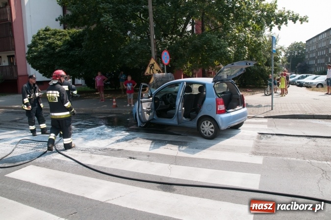 Zdjęcie w galerii na portalu naszraciborz.pl: Pożar samochodu na Drzymały. Nikomu nic się nie stało, centrum zakorkowało wiadomości z regionu