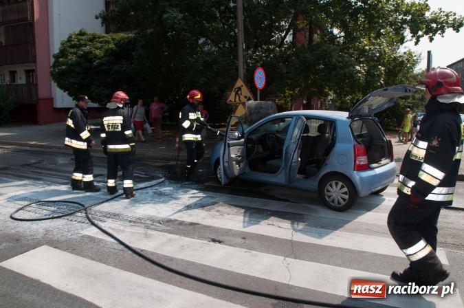 Zdjęcie w galerii na portalu naszraciborz.pl: Pożar samochodu na Drzymały. Nikomu nic się nie stało, centrum zakorkowało wiadomości z regionu