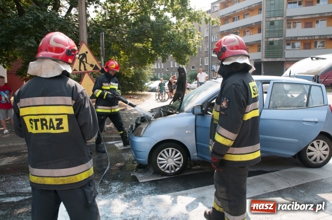 Zdjęcie w galerii na portalu naszraciborz.pl: Pożar samochodu na Drzymały. Nikomu nic się nie stało, centrum zakorkowało wiadomości z regionu