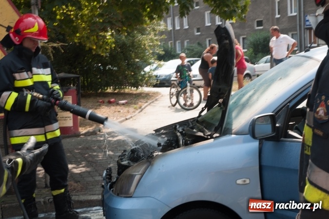 Zdjęcie w galerii na portalu naszraciborz.pl: Pożar samochodu na Drzymały. Nikomu nic się nie stało, centrum zakorkowało wiadomości z regionu