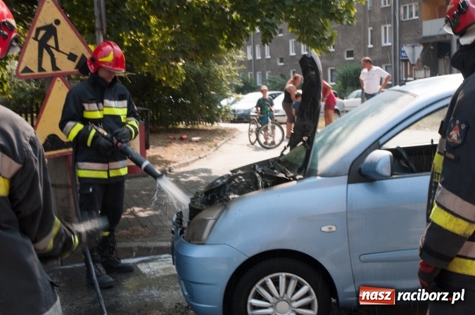 Zdjęcie w galerii na portalu naszraciborz.pl: Pożar samochodu na Drzymały. Nikomu nic się nie stało, centrum zakorkowało wiadomości z regionu