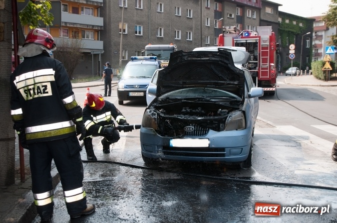 Zdjęcie w galerii na portalu naszraciborz.pl: Pożar samochodu na Drzymały. Nikomu nic się nie stało, centrum zakorkowało wiadomości z regionu
