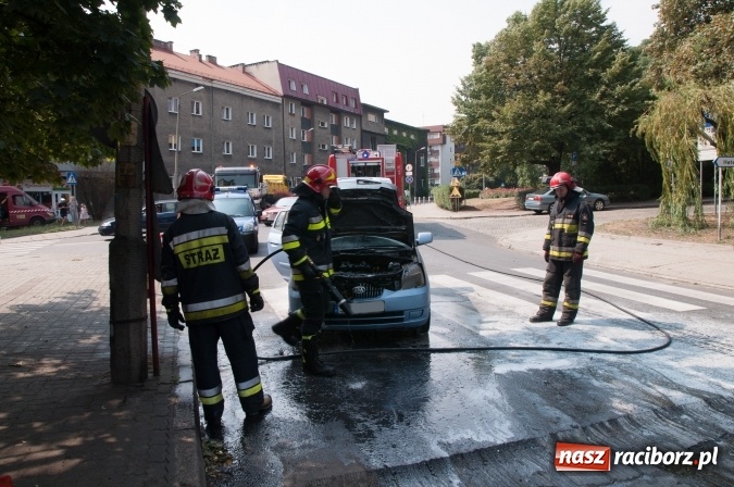 Zdjęcie w galerii na portalu naszraciborz.pl: Pożar samochodu na Drzymały. Nikomu nic się nie stało, centrum zakorkowało wiadomości z regionu