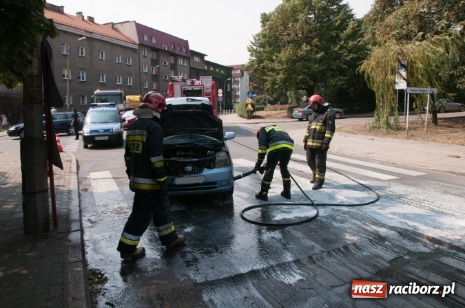 Zdjęcie w galerii na portalu naszraciborz.pl: Pożar samochodu na Drzymały. Nikomu nic się nie stało, centrum zakorkowało wiadomości z regionu